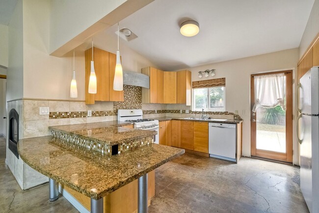 Building Photo - Coastal Living - Minutes from the Beach