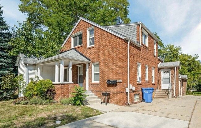 Building Photo - 11019 Lozier Ave