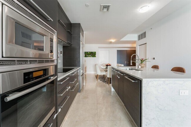Building Photo - 900 Biscayne Blvd