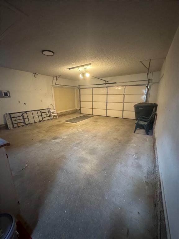 Building Photo - 325 E Parkland Dr