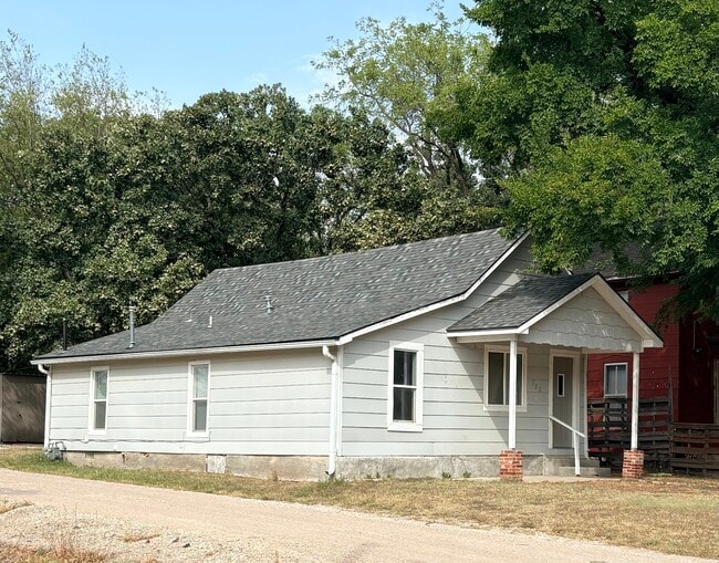 Building Photo - 502 E 10th St