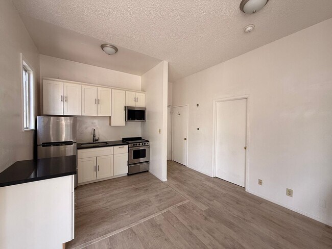 Building Photo - 563 Steiner St