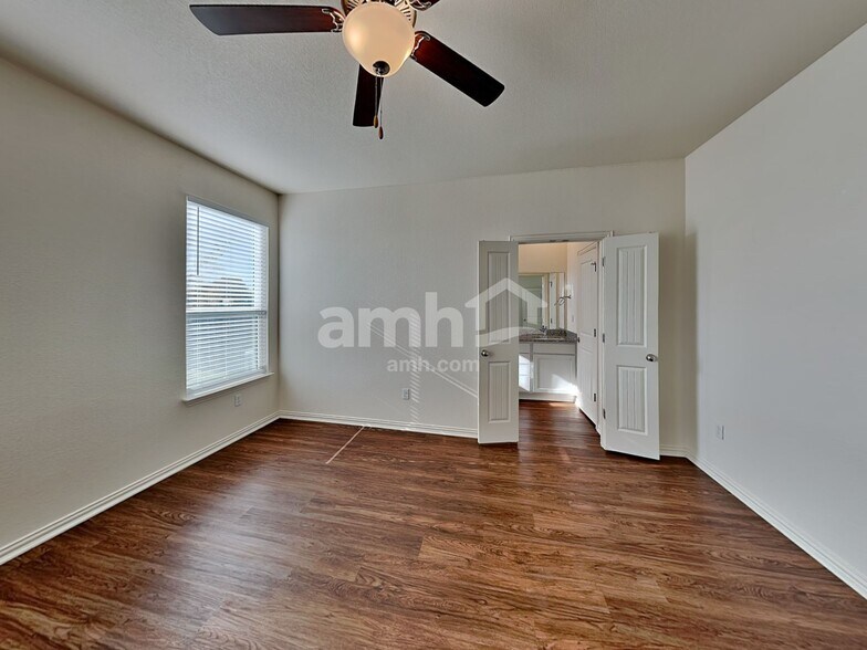 Building Photo - 421 Pebble Bend