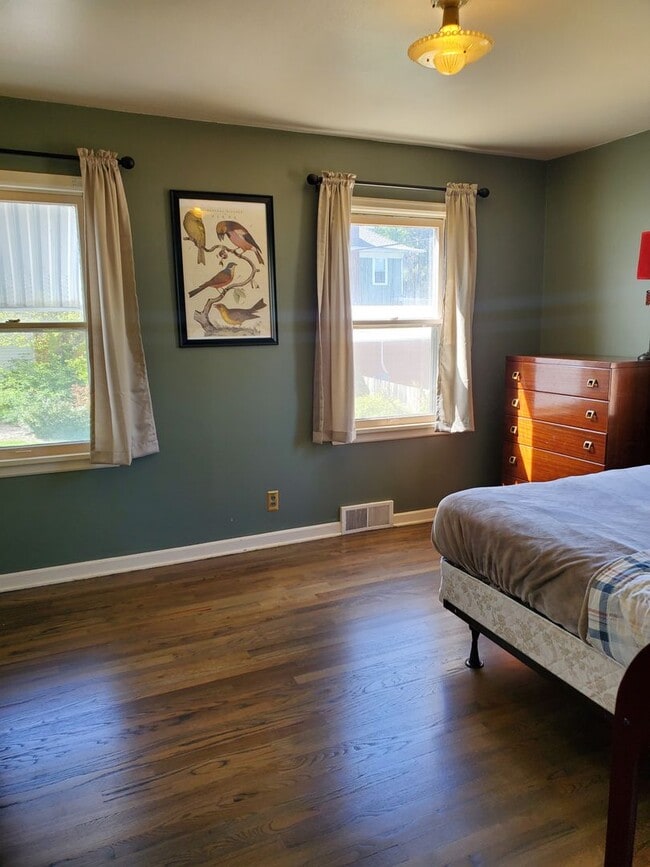 Building Photo - Spacious South Hill Home