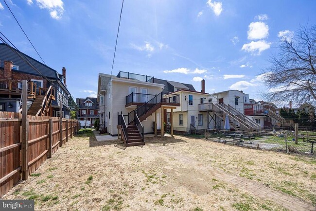 Building Photo - 325 W Barnard St