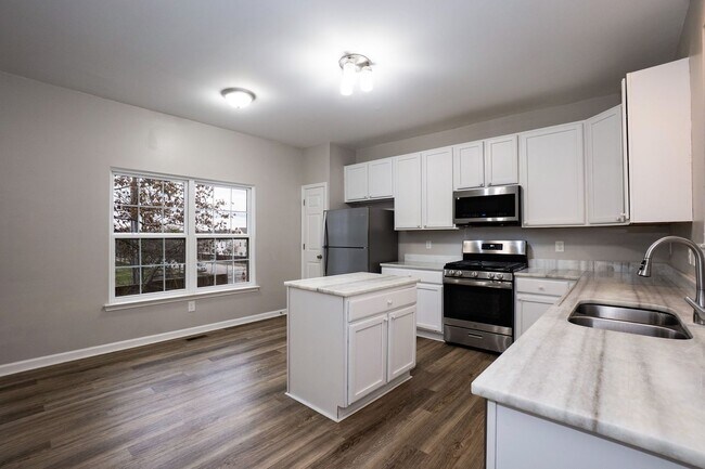 Building Photo - Beautiful Townhouse w/ 1st Floor Bedroom