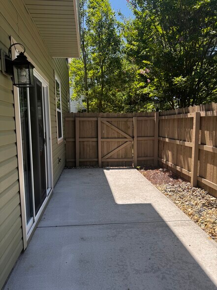 Building Photo - 4044 Clarendon Way