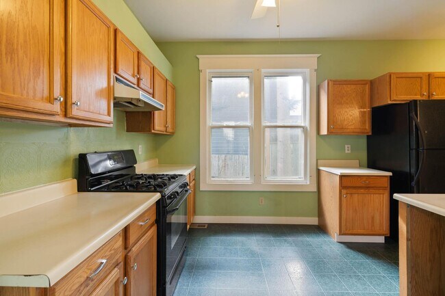 Building Photo - Spacious, light-filled 3-bdrm/2-bath vinta...