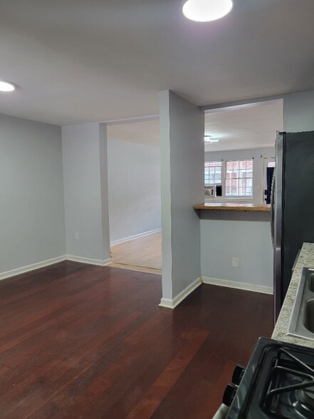 Building Photo - 825 Umbra St