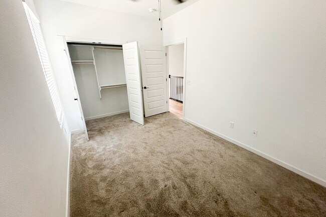 Building Photo - 933 W Holly St