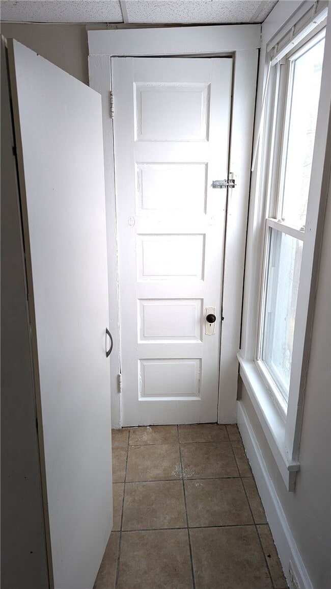 Building Photo - 502 Main St