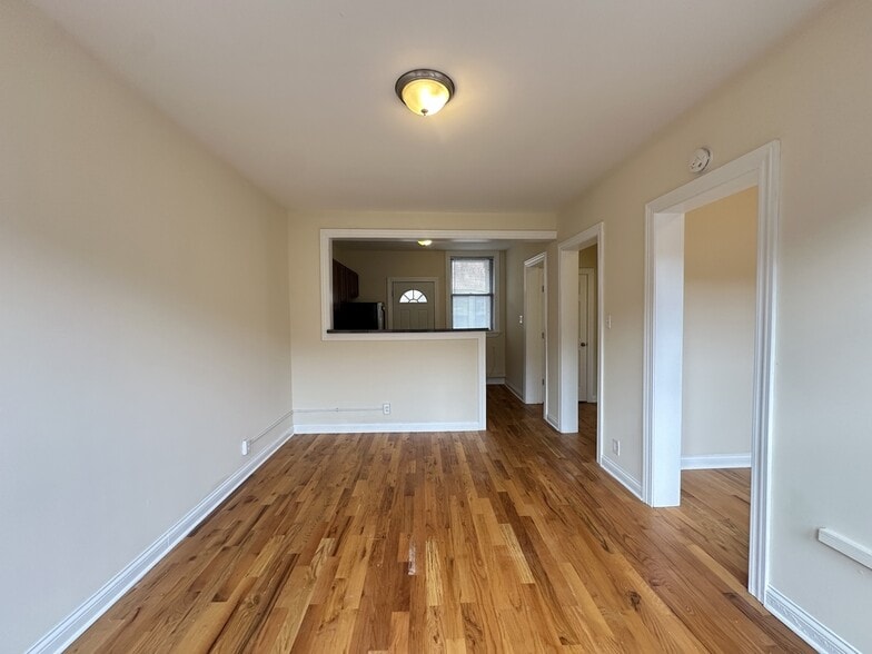 Building Photo - 4426 N Wolcott Ave