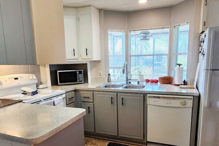 Building Photo - 10851 S Ocean Dr