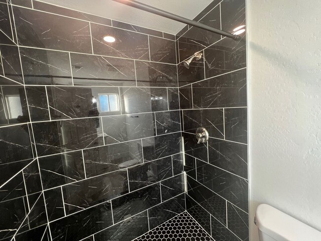 Building Photo - Remodeled 4 Bed/2 Bath in great ASU neighborhood