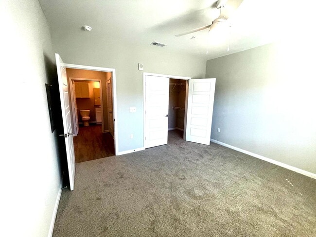 Building Photo - 300 Willow Grv Wy