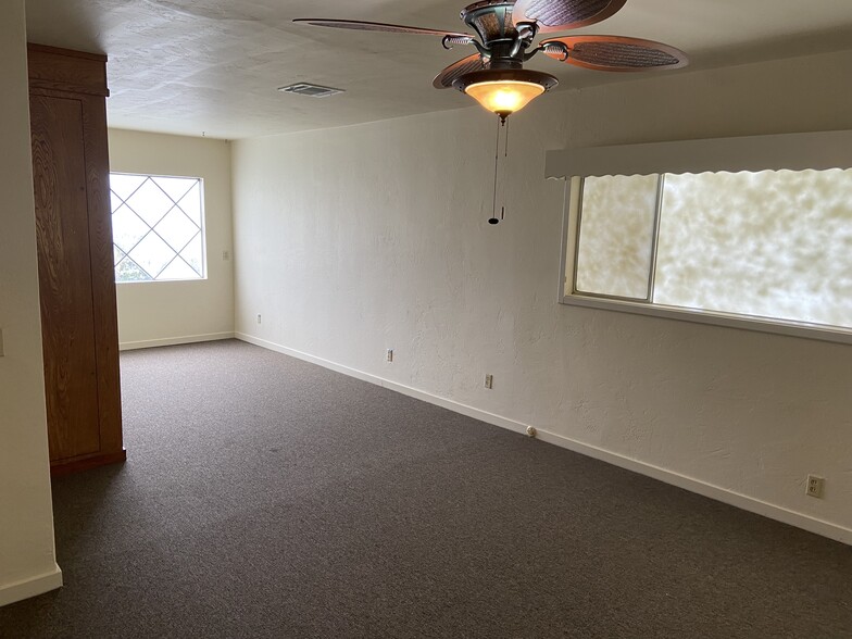 Master bedroom with attached walk-in closet - 825 Mathew St