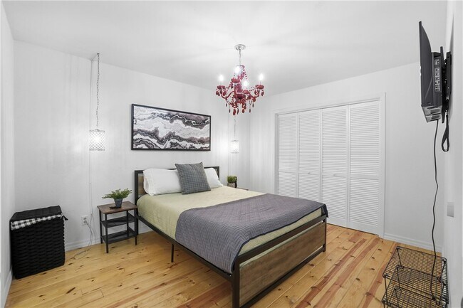 Building Photo - 10 Dogwood Dr