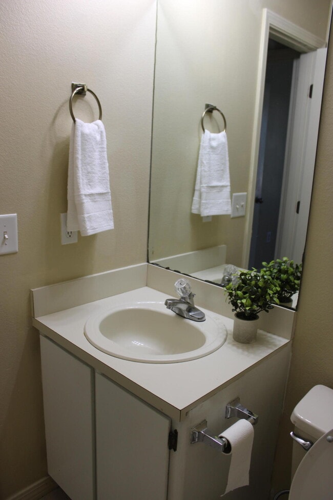 Building Photo - 2138 Edgewood Dr