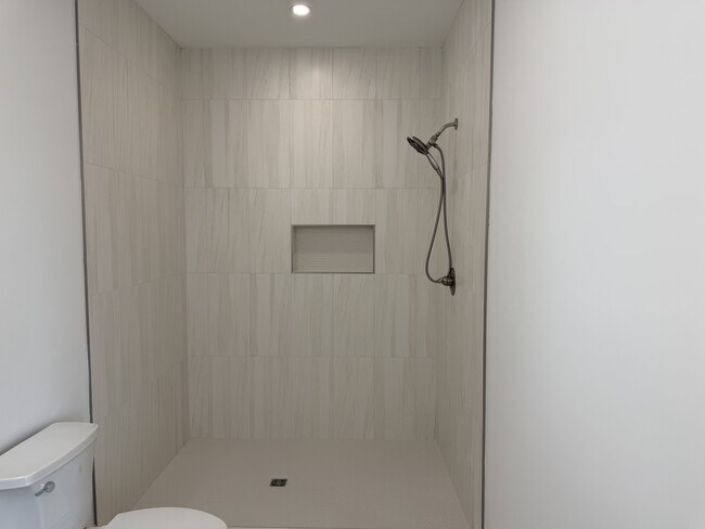 Building Photo - 105 Hart Ln