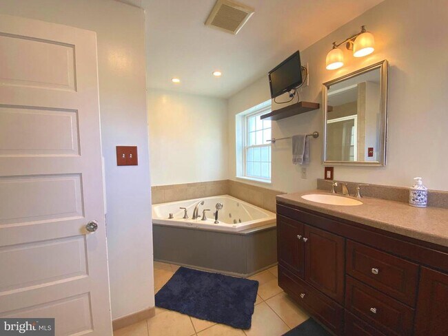 Building Photo - 20 E Abington Ave