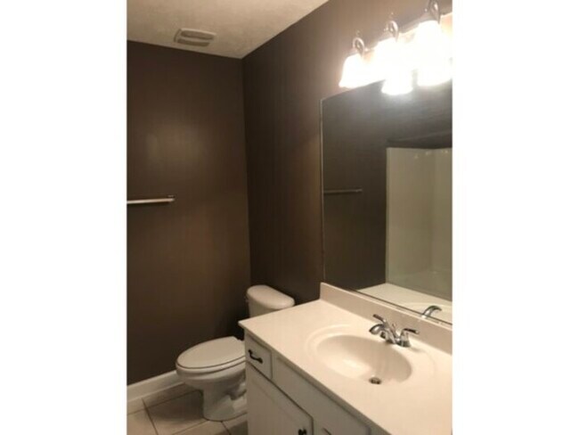 Building Photo - 1820 Balmoral Dr