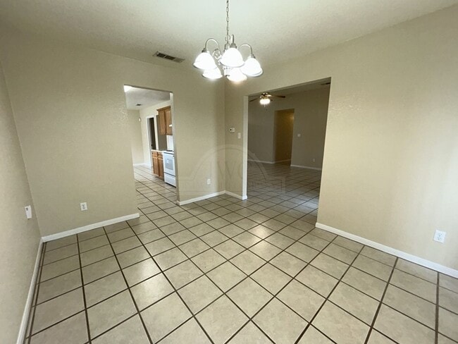 Building Photo - 405 Diana Ln