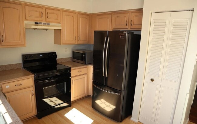 Building Photo - Fantastic 3 BR/2.5 BA Townhome minutes from Rio Lakefront. Ready Mid-May