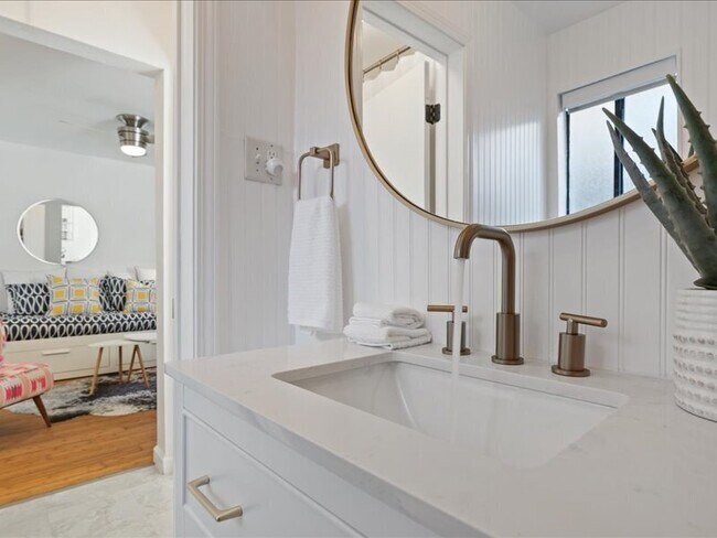 Building Photo - 14975 River Rd