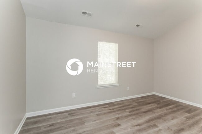 Building Photo - 3 Bedroom Pet-Friendly Home in Charlotte, NC with Main Street Renewal