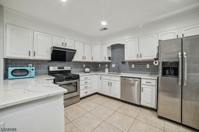 Building Photo - 46 Mayflower Dr