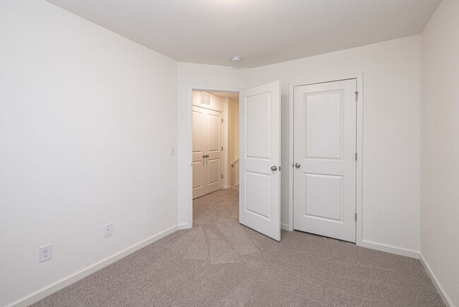 Building Photo - Beautiful 3 Bedroom Townhome Near I-85 – AVAILABLE SEPTEMBER 2026