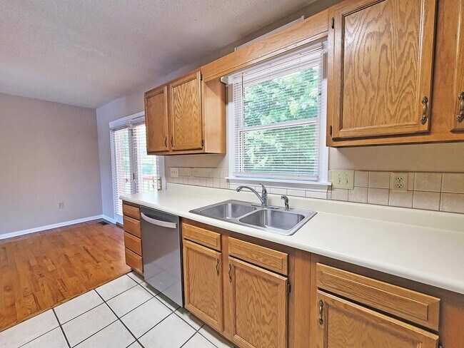 Building Photo - 807A Edgemont Terrace SW
