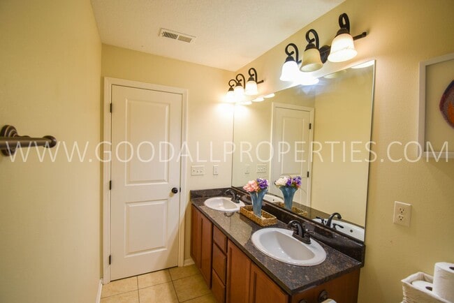 Building Photo - 5 Bedroom Home with Fenced Yard, and 3 Car Garage in Waukee