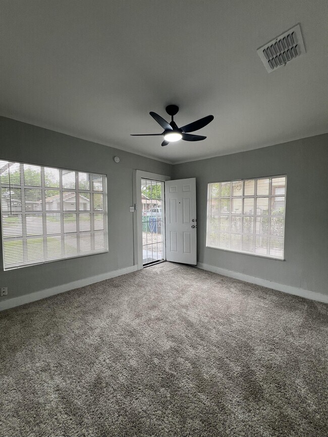 Building Photo - 126-126 Wiggins Pl
