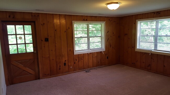 Building Photo - ***2 bedroom, 1 bath house Available July 2026!***