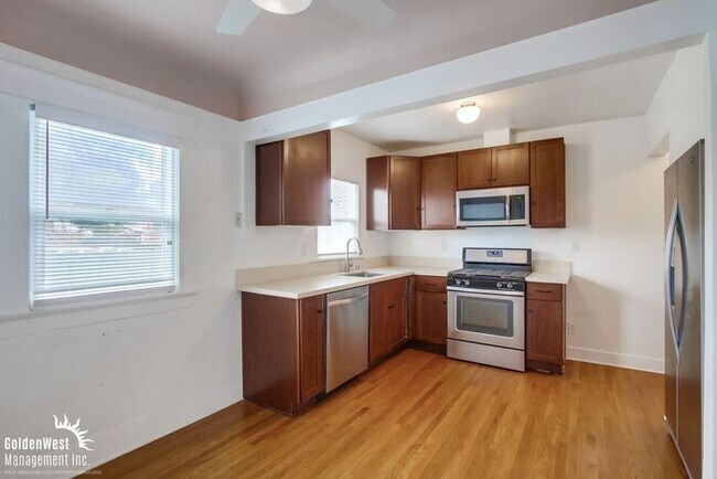 Building Photo - Charming 3Bdm 2Ba Home Located in the Norm...