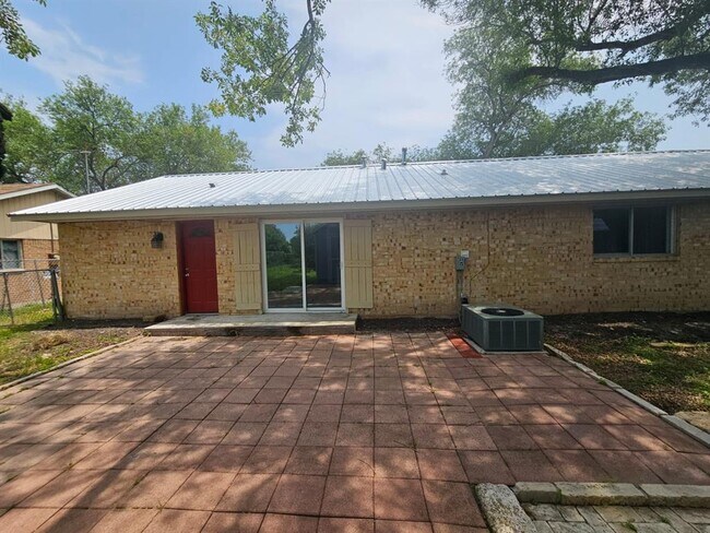 Building Photo - 1401 Trinity St