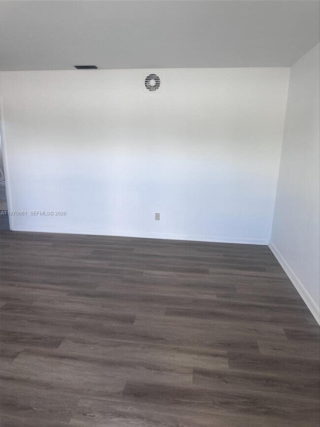 Building Photo - 1931 NE 168th St