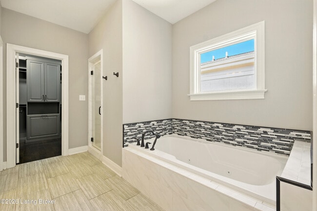 Building Photo - 10910 Kings Crown Dr