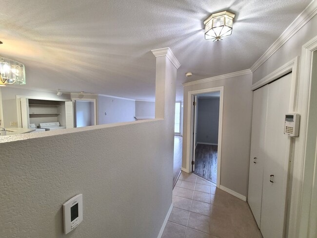 Building Photo - 2Bd/2Ba Spacious Bellevue Condo - W/S/G & ...