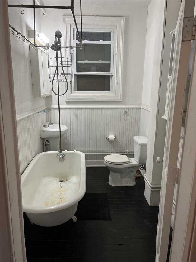 Building Photo - 304 Main St