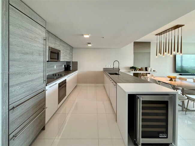 Building Photo - 400 Sunny Isles Blvd