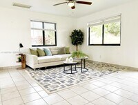 Building Photo - 1505 SW 22nd St