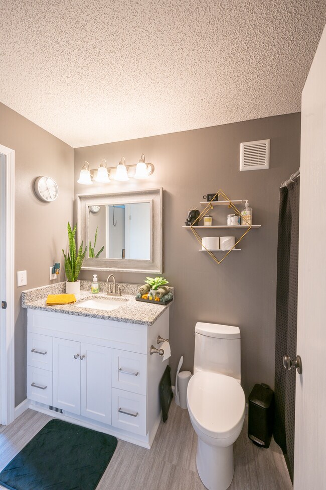 Building Photo - 7071 Quarry Ave NE