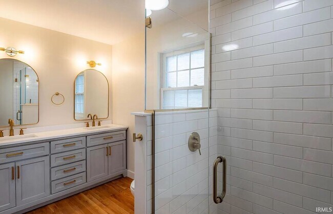 Building Photo - Complete Eastside Renovation - 4BR/4BA Large yard/Deck