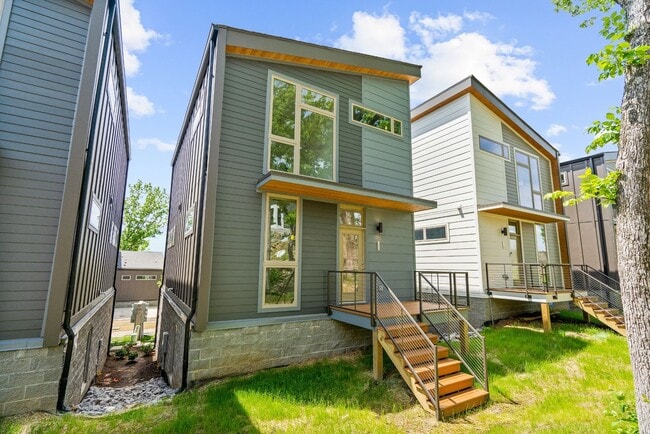 Building Photo - 3038 Edwin Cir