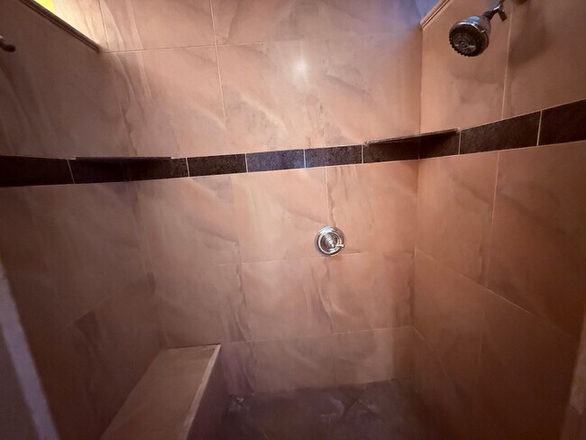 Building Photo - 9 Rooms  6 Bedroom 4 baths Granite Kitchen Executive Home For $5990