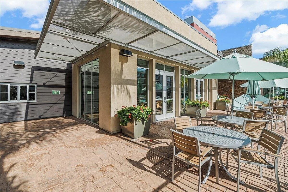 Building Photo - 5925 Charlotte Dr