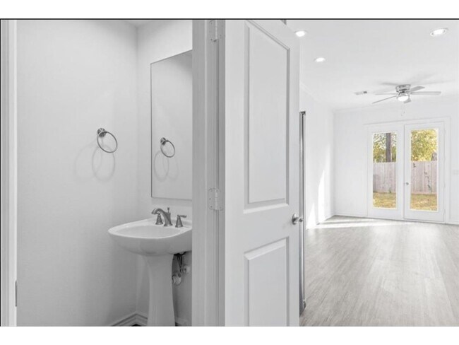 Building Photo - 3233 Real St