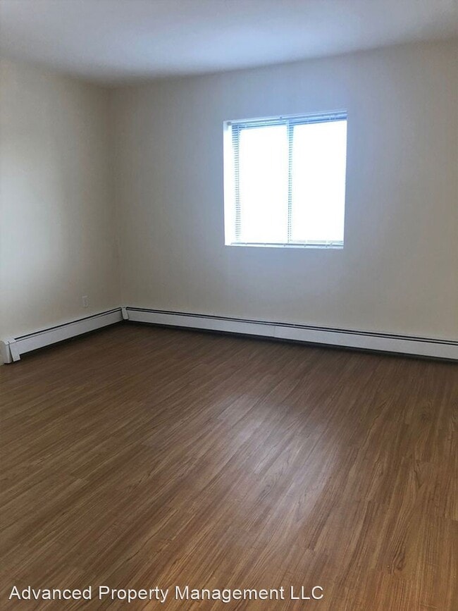 Building Photo - 1045 River St